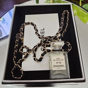 #0020-45 CHANEL VINTAGE PERFUME  NECKLACE WITH BOX